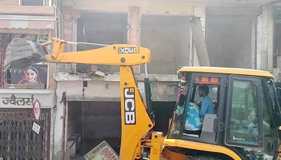 हल्द्वानी में गरजी प्रशासन की JCB..